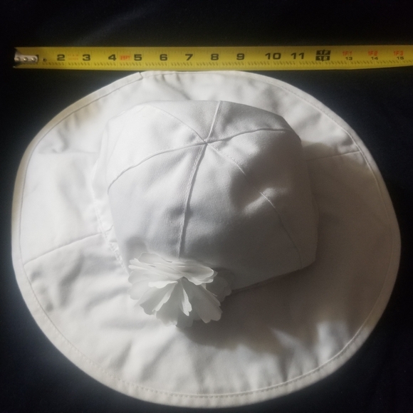 Sweet white cotton/poly sz M hat w flower - Picture 6 of 9